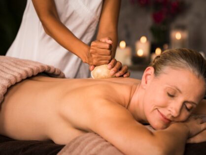 Na co pomaga masaż ajurwedyjski (abhyanga)? Masaż ajurwedyjski – na czym polega i czym jest masaż abhyanga?